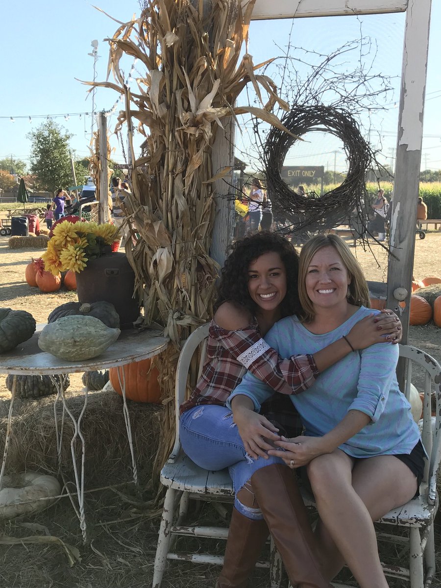 reagan_chanel's tweet photo. Happy birthday to mi madre❤️ love you!!!! #shes35 #lookslike25 https://t.co/hUpjwvU753