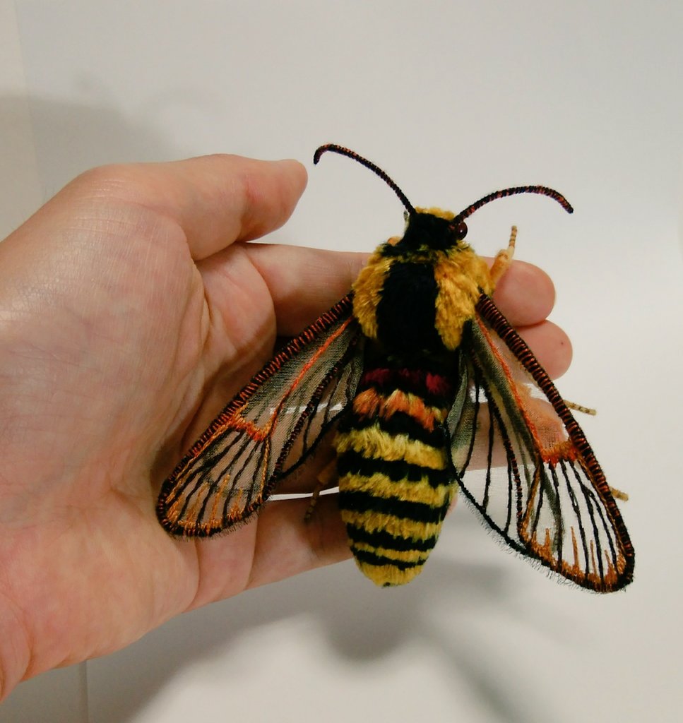 蛾売りおじさん コシアカスカシバさんの刺繍蛾 蜂擬態をもの凄く頑張っていはるのですが 蛾らしいフォルムの丸みもあって とても可愛らしいのです 刺繍 刺繍蛾