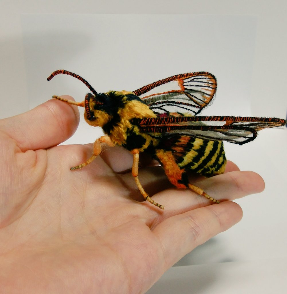 蛾売りおじさん コシアカスカシバさんの刺繍蛾 蜂擬態をもの凄く頑張っていはるのですが 蛾らしいフォルムの丸みもあって とても可愛らしいのです 刺繍 刺繍蛾