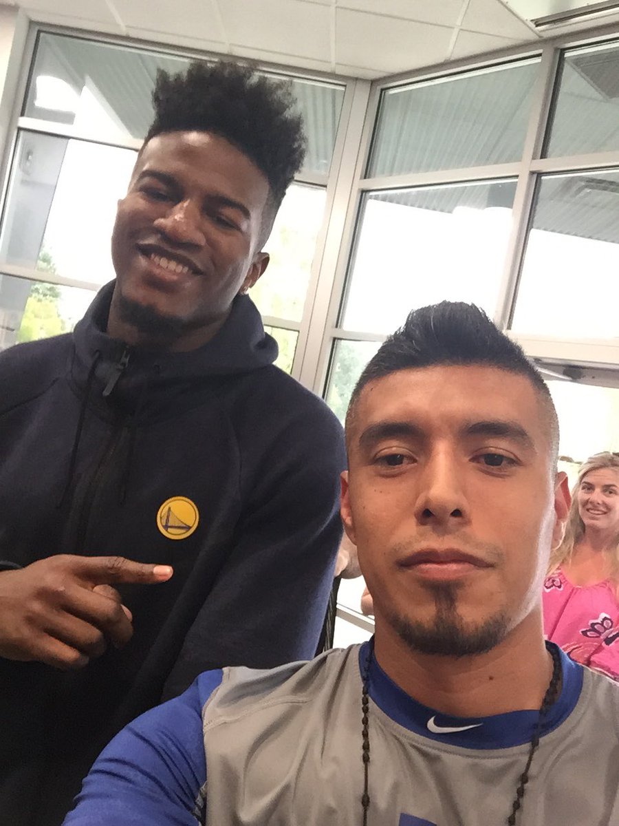 HubbyMaterial22's tweet photo. Now I can say I ran into NBA Champ @1jordanbell #GoDucks #NikeES https://t.co/w5EbAqKieY