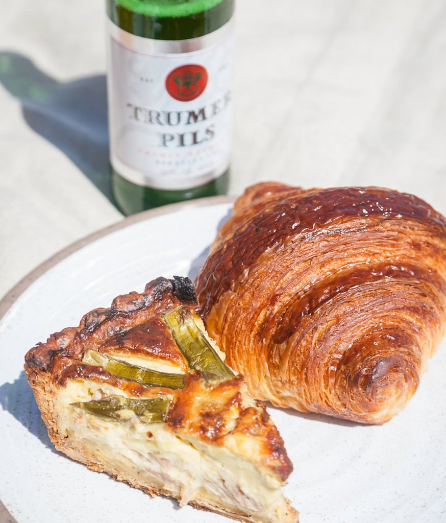 TrumerUSA's tweet photo. Move over #Mimosa, this brunch deserves a beer. #trumerpils pairs perfectly with quiche and croissants. #brunchbeers #beerme #trumer #breakfastbeer #californialifestyle #westcoastbestcoast #beerpairing #perfectpair https://t.co/zQAk3z0nTz