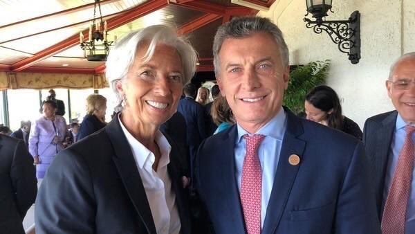 MarceOzz's tweet photo. Cuando la que te la presta está más contenta que el que la recibe, desconfiá. https://t.co/9mRc3eXUSN