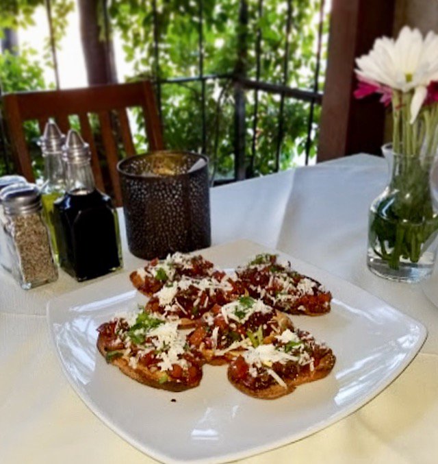 AlcaraveaCabo's tweet photo. Bruschetta.- es considerada como uno de los antipasti más populares y tradicionales de Italia 🇮🇹.
Deleita tu paladar con algo ligero y fresco en #alcaraveagourmet #Loscabos #bruschetta #comidamediterranea https://t.co/lMYGSv918x