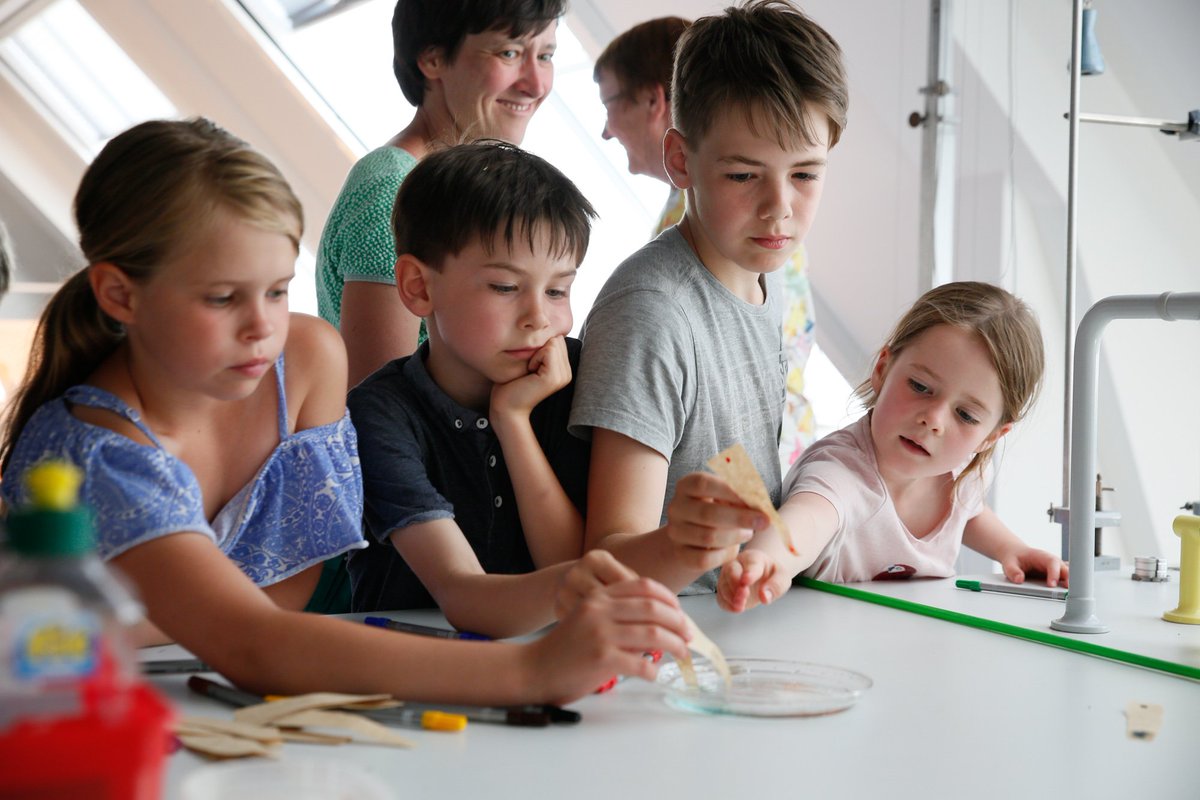 HTW_Berlin's tweet photo. #Forschung für Groß und Klein. #lndw18 #htwberlin #lifesciences #lifescienceengineering Foto: @nikolas.fahlbusch https://t.co/HBvtBHxPPi