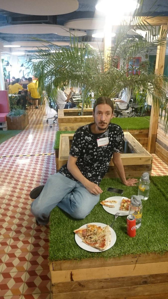 FromTheMoonDevs's tweet image. Recta final del día uno de la #kinggamejam