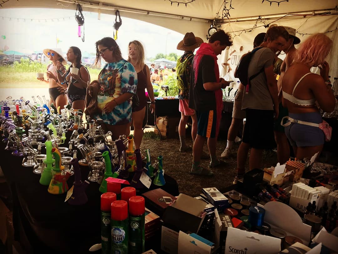delusionglass09's tweet photo. Come one, come all.. #DelusionGlass at #bonaroo2018
.
.
.
#smokeshop #smokeshops #waterpipe #waterpipesforsale #waterpipes #waterpipeshop #waterpipecleaner #waterpipesmoke #bongs #bongsforsale #bongshop #newyork #party #smokersclub #smoking #partysmokers #WEEDSTOCKS #Tennessee https://t.co/vMp72AsgXN