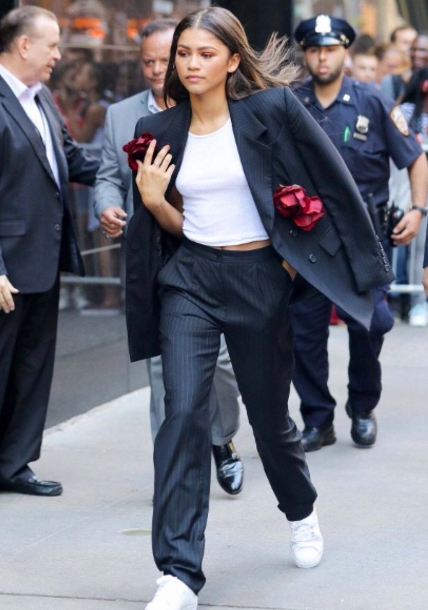 blaquepink's tweet photo. zendaya in suits appreciation. iconic. https://t.co/VE1UfsSkdU
