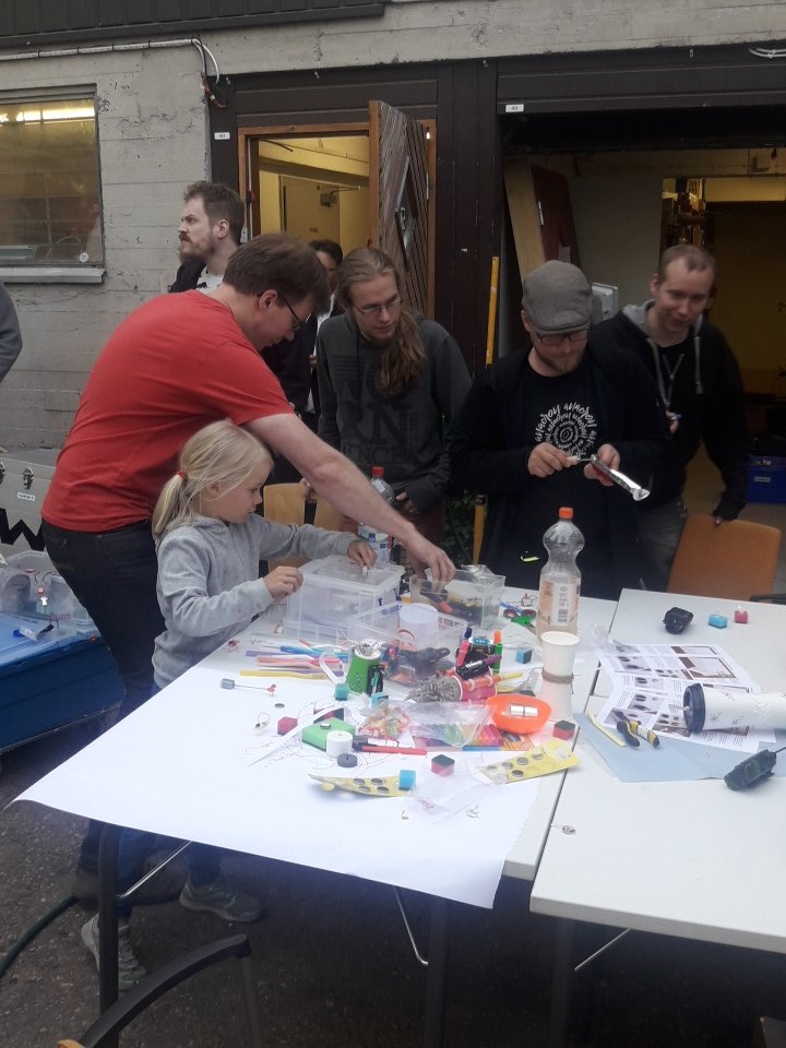 Making electronics crafts with #hacklabfi