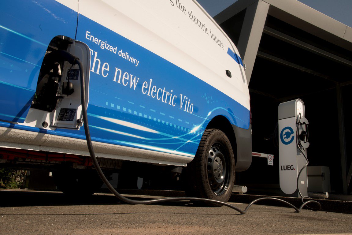 DaimlerTruck's tweet photo. #eMobility service station "BaseCamp" for the #eVito can detect vehicle damage through a digital scan : @MercedesBenz #Vans and partners start integrated mobility solution in Bochum. @amazonDE @lab1886 @innogy #Lueg #Daimler #electricVehicle #FutureofMobility #EV https://t.co/41T7ajfjW4