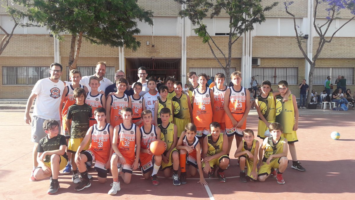 InigoVallejoA's tweet photo. Con @josemi_30 y @JaviMartinL, hemos visitado al @cbelpalo, que desarrolla su 'Jornada XII Horas en memoria de Quique Pérez', con participación de unos mil jóvenes 🏀en el distrito #Este. Enhorabuena por vuestra gran promoción del deporte! @CsMalaga https://t.co/yw1bAvM4vZ