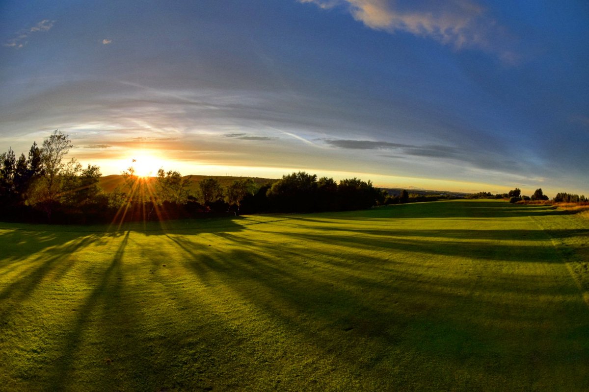 10011010101000a's tweet photo. Sunset over Crosland Heath Golf Course 
#huddersfield #yorkshire @JonMitchellITV @BBCLookNorth @WYP_FCH @WYP_KirkRural @Traffic_Dave @standedge @Examiner @metoffice @YorkshireAirAmb @NPASCarrGate https://t.co/ZQcC1fKIyK