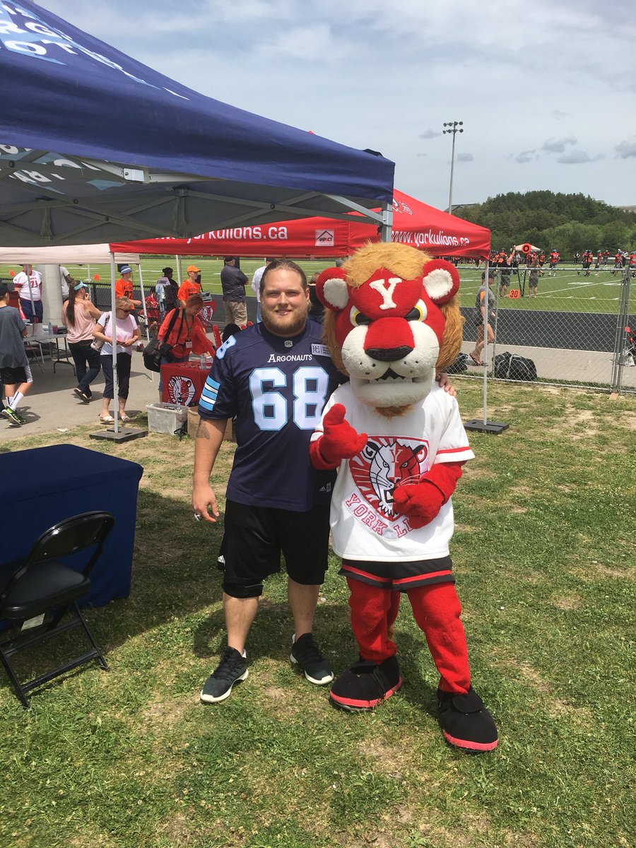 yorkupromo's tweet photo. Catching up with YorkU alum &amp; Toronto Argonaut #68 Chris Kolankowski at York Region Lions football day in Aurora @yorkulions  @TorontoArgos https://t.co/a5ChLXRPPB