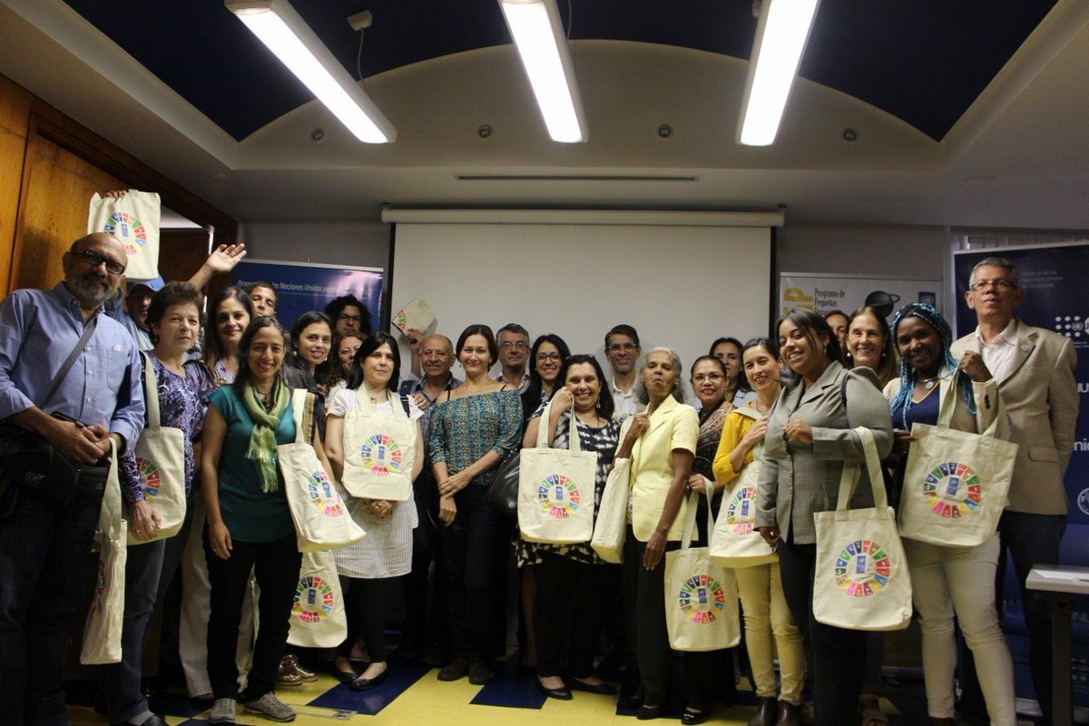 PNUDVenezuela's tweet photo. Como parte del Día Mundial de Medio Ambiente 2018 @PNUD_Venezuela realizó un foro sobre el estatus del reciclaje en el país, con énfasis en el reciclaje y reutilización de los residuos plásticos #DMMA2018 +Info: https://t.co/lxb2qBCs3e https://t.co/8trFCmLvh4