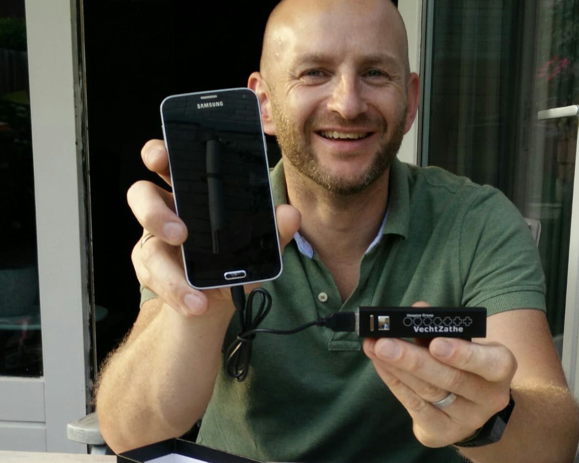 RondjevoortHuis's tweet photo. Één van onze prijswinnaars @Hakkuz is maar wat #trots op zijn prijs, een flitsende #powerbank. Hij noteerde een 2e tijd op het onderdeel #loopfietsen met iets meer dan 50 seconden... https://t.co/fW7dxYWyKx