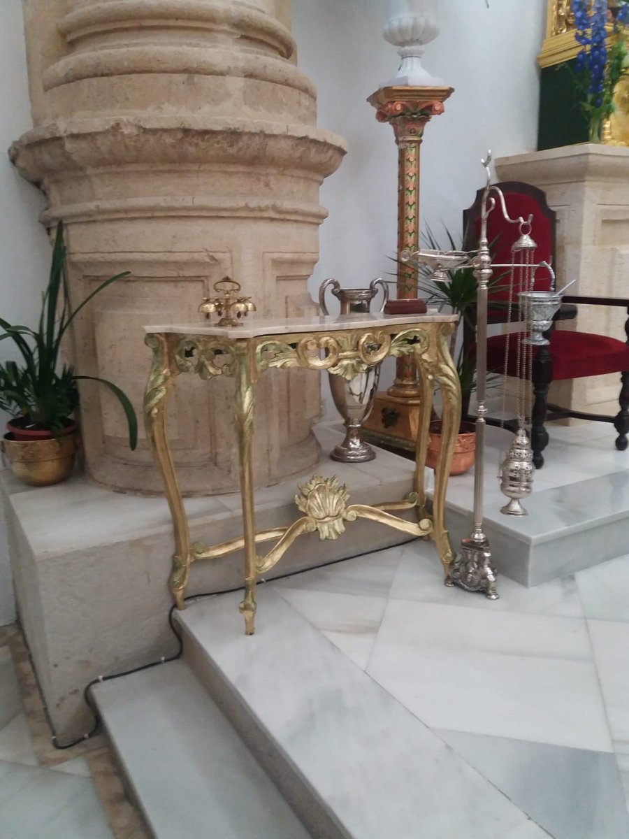 La credencia: ¡¡una mesita muy útil, muy práctica!!, también cuando no hay acólitos y está el sacerdote solo La credencia: ¡¡una mesita muy útil, muy práctica!!, también cuando no hay acólitos y está el sacerdote solo