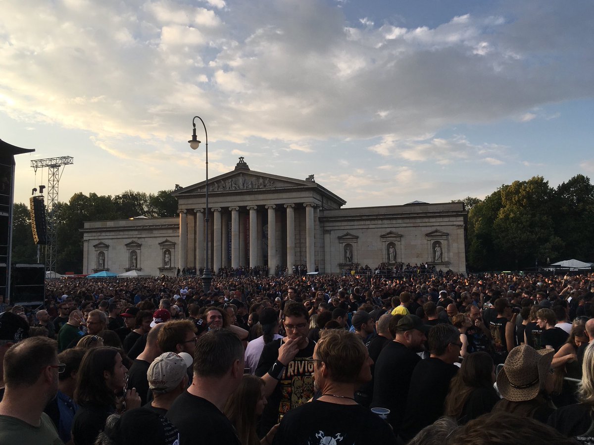 musketeer54's tweet photo. Aber bei aller berechtigten Meckerei - die Location macht schon was her. #RAV2018 https://t.co/xMi6auHwVl