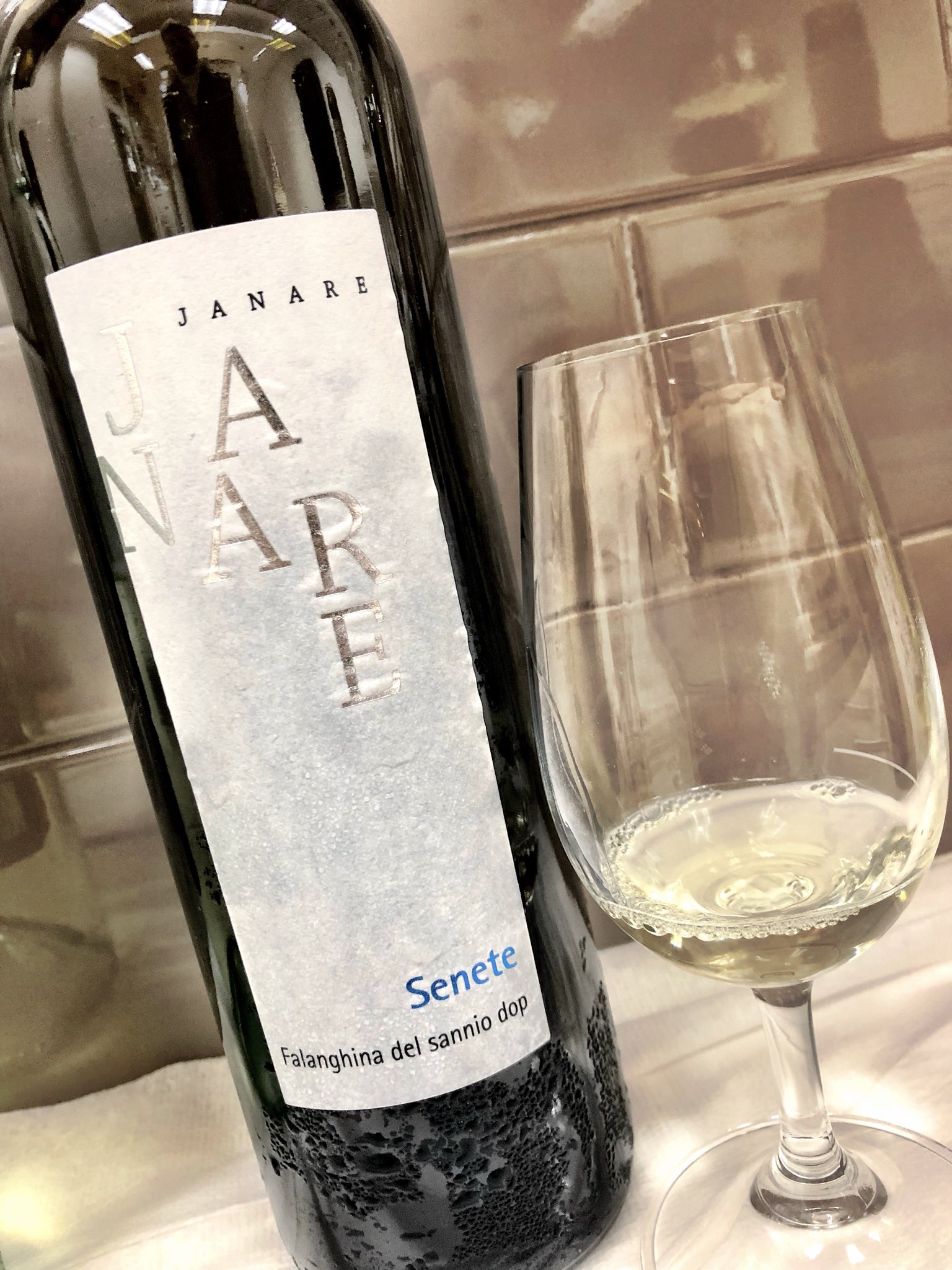Do you love wines from #Campania as much as I do? Then this one! Janare #Falanghina $18.95 hunts of apricot and crisp acidity with a certain minerality that dances nicely through the palate. Try it with spicy calamari! #LCBO #Wine #WineTasting #Toronto #Lifestyle https://t.co/575zLvHMYc