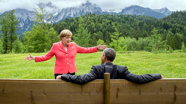 picturingpe's tweet photo. Gipfel mit #merkelmeme (links: Charlevoix 2018, Foto Jesco Denzel, rechts: Elmau 2015, Foto Michael Kappeler) https://t.co/R9FMCxr91Z