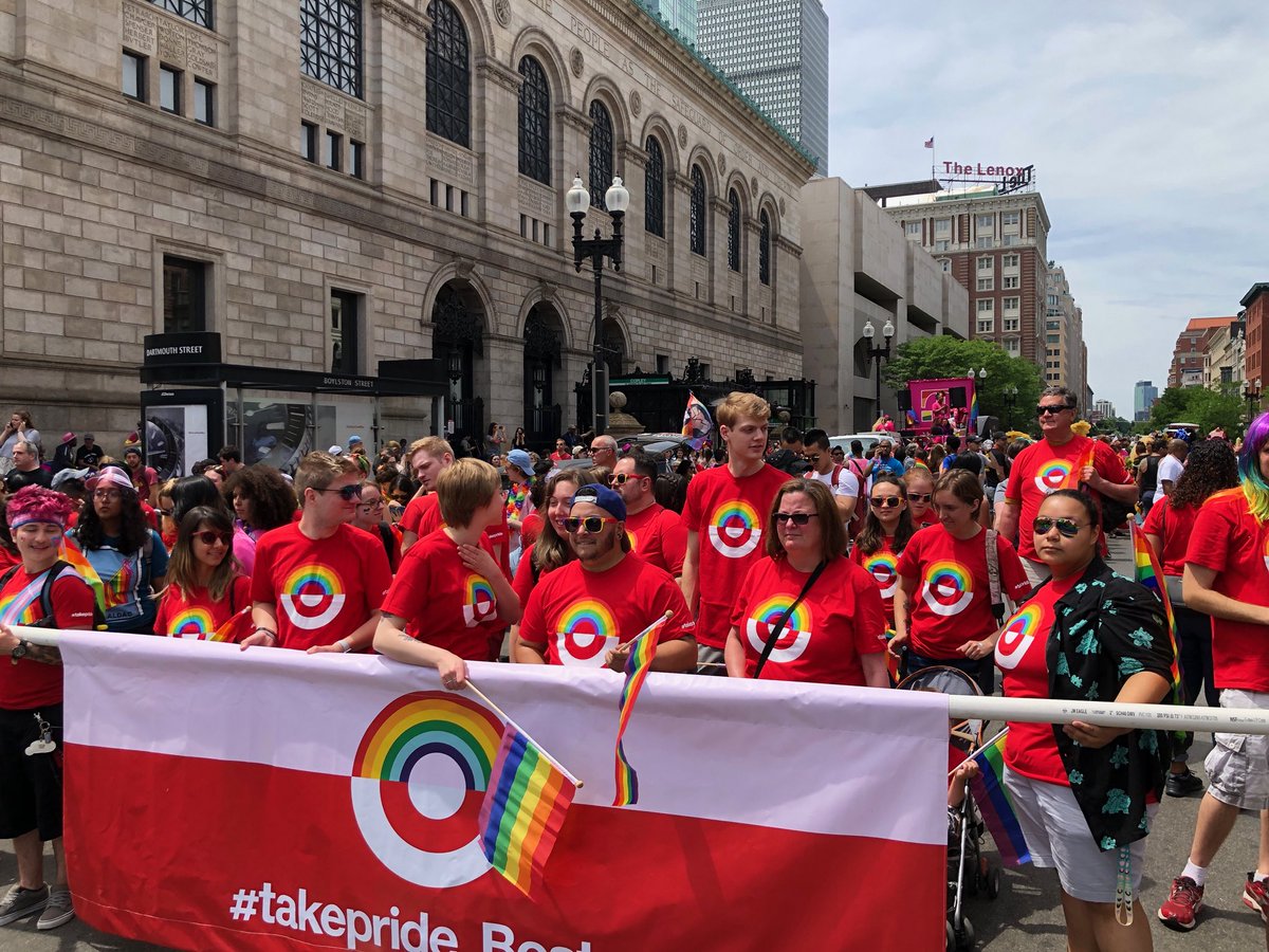 KristenFoskitt's tweet photo. Thank you @tonitas05 for coordinating such a great event for the team!! #proudSTL #takepride #Target #BostonPride https://t.co/SU4SiY68E8