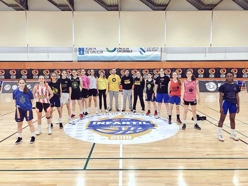 ASRBasketAlmeda's tweet photo. Sesión de entreno para el #IF1ALM en una instalación excelentemente preparada para empezar el #FEBInfantilF2018 @cebifpontevedra 

Y ese espacio vacío?? Falta alguien en la foto 🤔 ?? Si ellas han dejado un espacio será que esperan a alguien importante... https://t.co/6l3TFngWdD