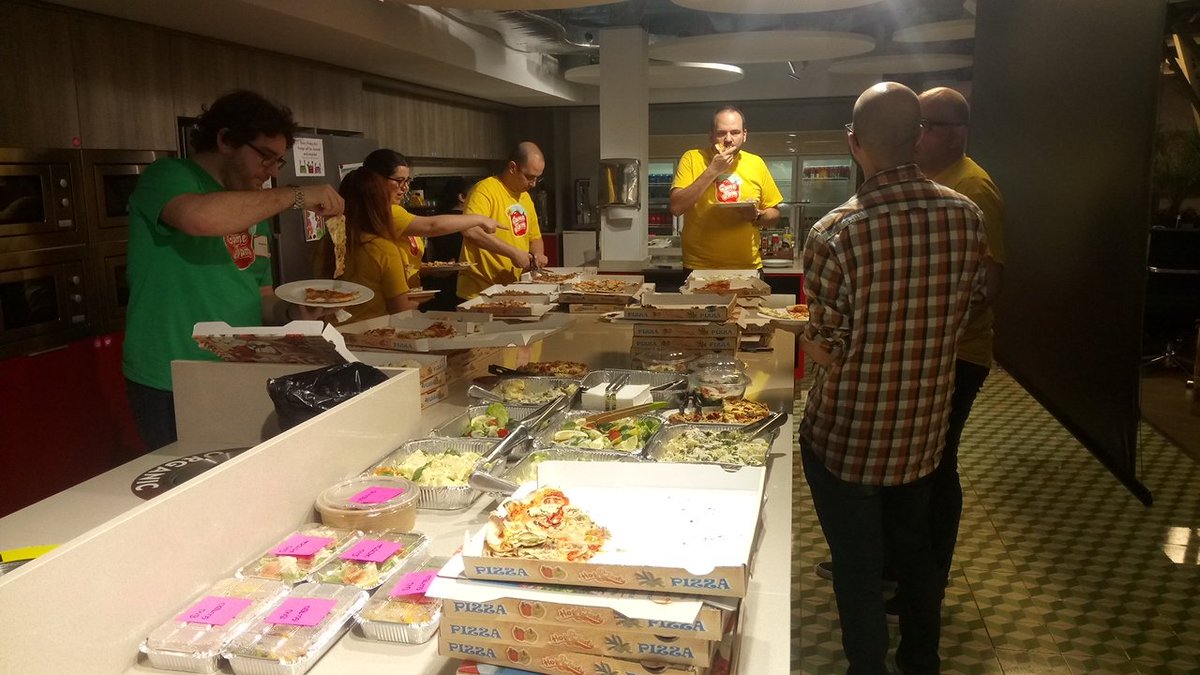 VitaminaCPP's tweet image. Para cenar, pizza #kinggamejam no he encontrado ninguna con piña 🍍