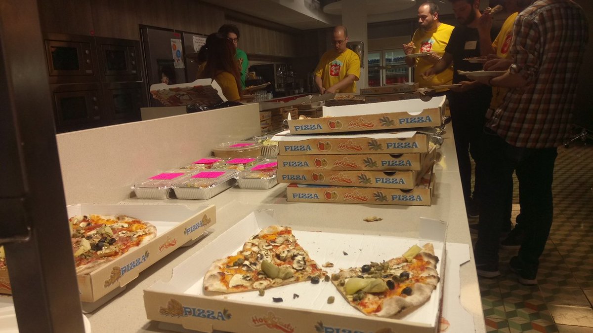 VitaminaCPP's tweet image. Para cenar, pizza #kinggamejam no he encontrado ninguna con piña 🍍