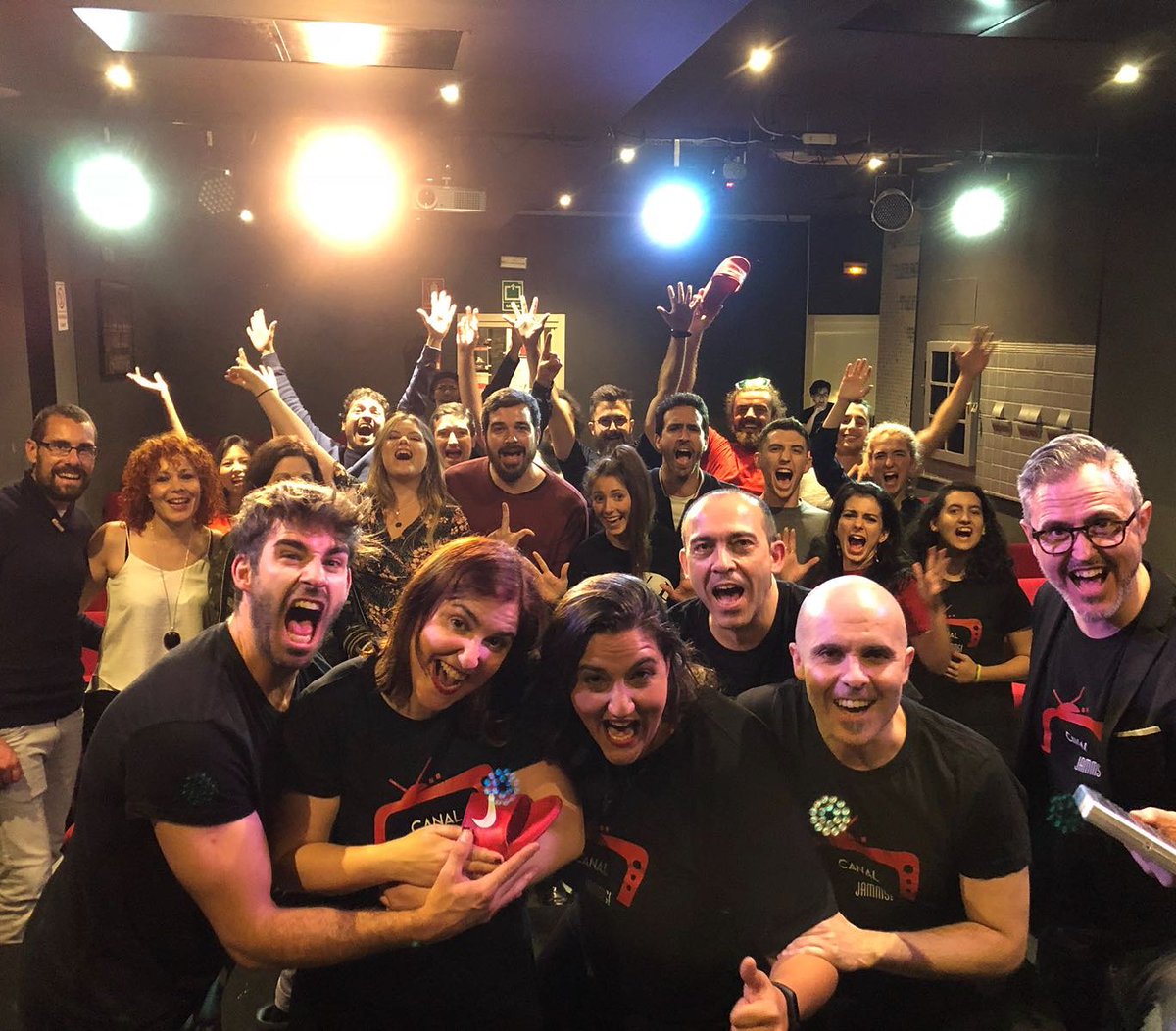 EscuelaJamming's tweet photo. Pedazo de #CanalJamms anocheeee!!!! Gracias publicazo, gracias @teseoteatro y gracias #EscuelaJamming #ImproSpain #aTopeDeImpro #MadridDeMisAmores #madridMola #MadridMeMola #MadridMeMata #teatroteseo #teatreros #planazos #planesporMadrid #creatividad #locosPorLaImpro https://t.co/GsKmUC4xFV