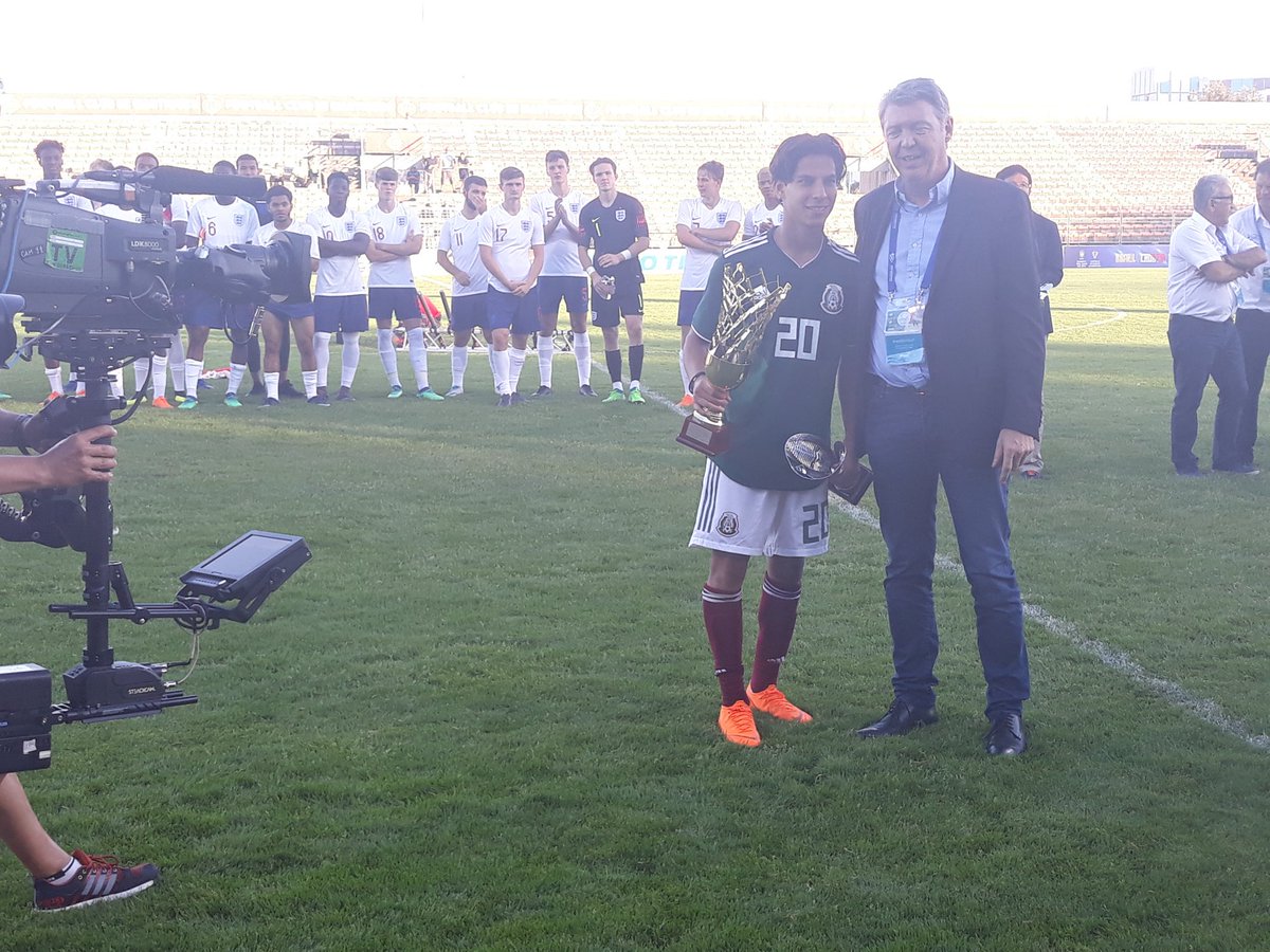 TournoiMRevello's tweet photo. Le trophée du meilleur joueur du Tournoi Maurice Revello 2018 est décerné à Diego Lainez 🥇

The @miseleccionmx midfielder @DiegoLainez10 won the @tournoitoulon 2018 best player award !🥇

Cc @ClubAmerica https://t.co/jlQIq9K4cd