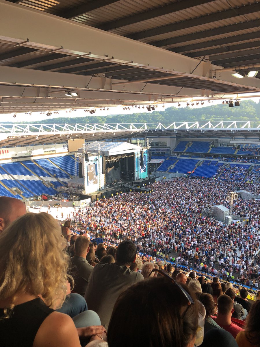 alex_ladwig's tweet photo. @JakeBugg seeing you in Cardiff right now!!! Siiiick man!!! You are quality bugg blud. J at mine? Safe bro!!! Let me know. #Stereophonics https://t.co/CwlSB4jSQn