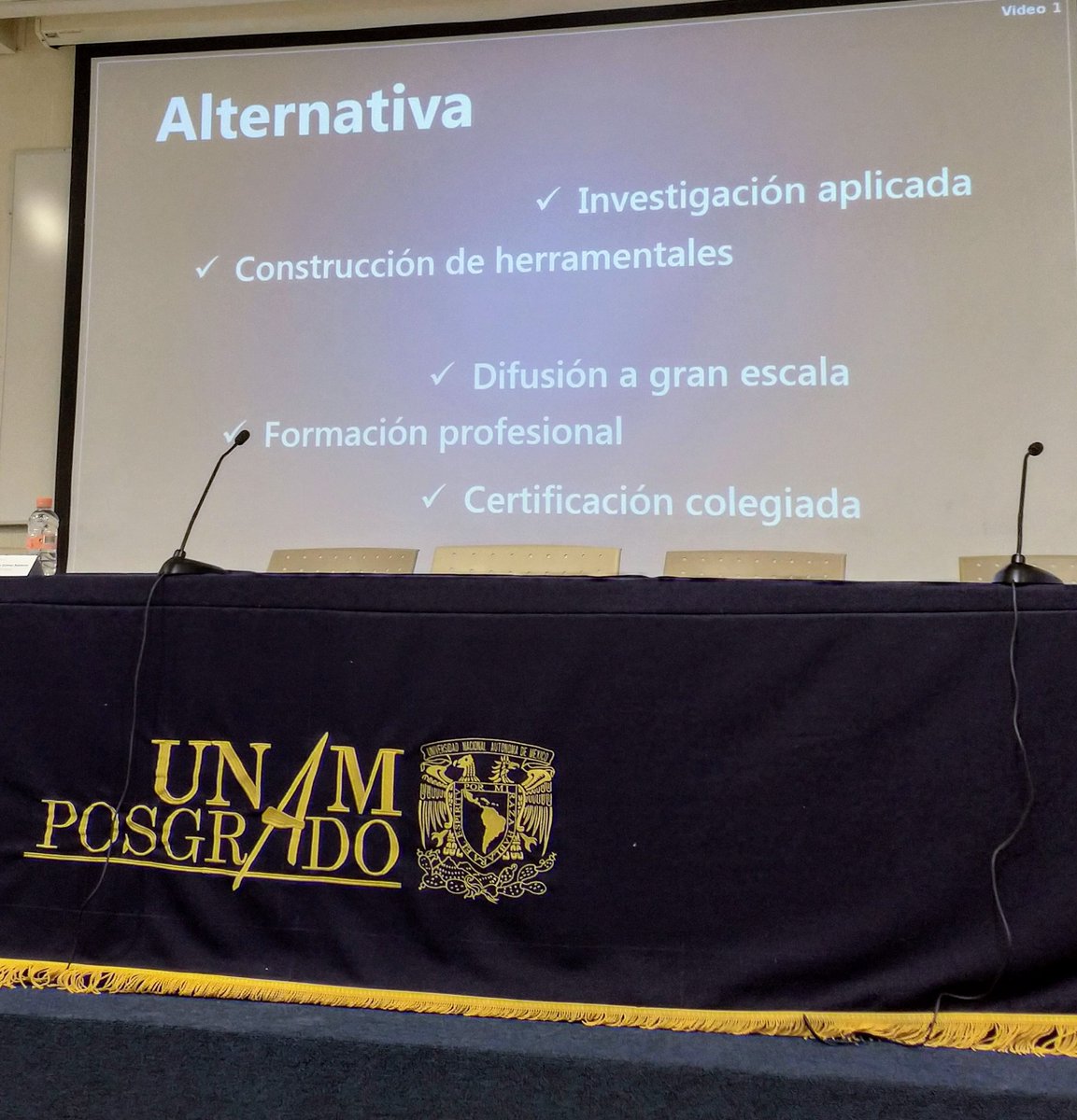 conapsimx's tweet photo. Investigación aplicada, construcción de herramientas profesionales, difusión masiva, formación profesional, certificación colegiada: Alternativas ante la problemática del ejercicio del psicólogo organizacional. Mtro. Juan Carlos Gómez @OEXL25 #Conapsi2018 https://t.co/3BgyKyqvNt