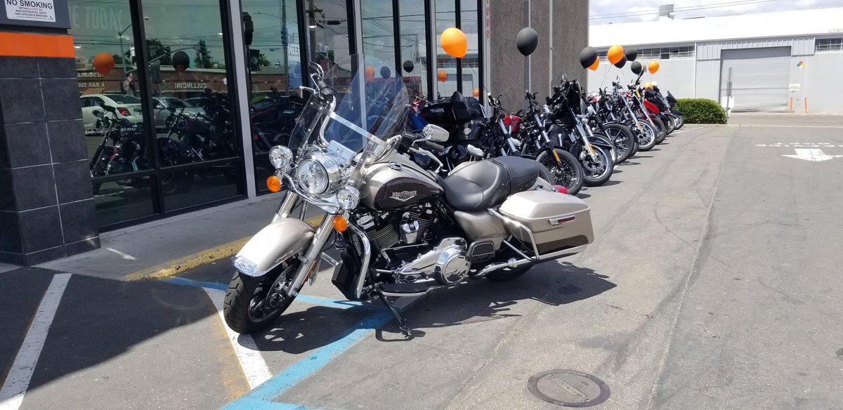 ColinBJackson's tweet photo. 2018 Road King. I love the two tone paint. https://t.co/z8GONfsbGT