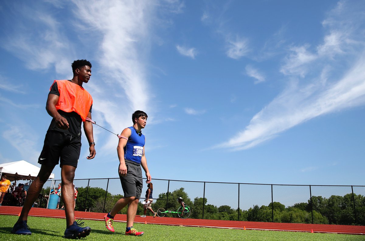 sarahcphipps's tweet image. #okstate football player Patrick McKaufman ran as guide for blind runner Gianni Toce during the Endeavor Games in Edmond