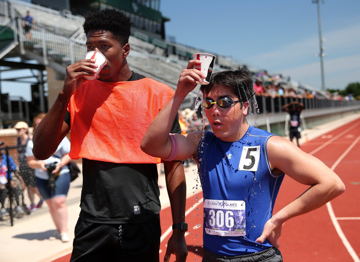 sarahcphipps's tweet image. #okstate football player Patrick McKaufman ran as guide for blind runner Gianni Toce during the Endeavor Games in Edmond