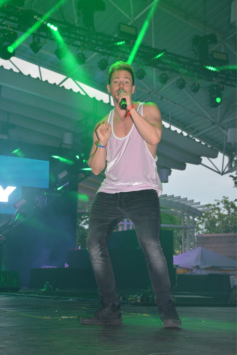 DavisMallory's tweet image. Pics from #MilwaukeePride yesterday singing my new single #SunandMoon fanlink.to/SunandMoon