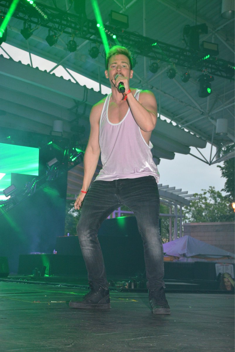 DavisMallory's tweet image. Pics from #MilwaukeePride yesterday singing my new single #SunandMoon fanlink.to/SunandMoon