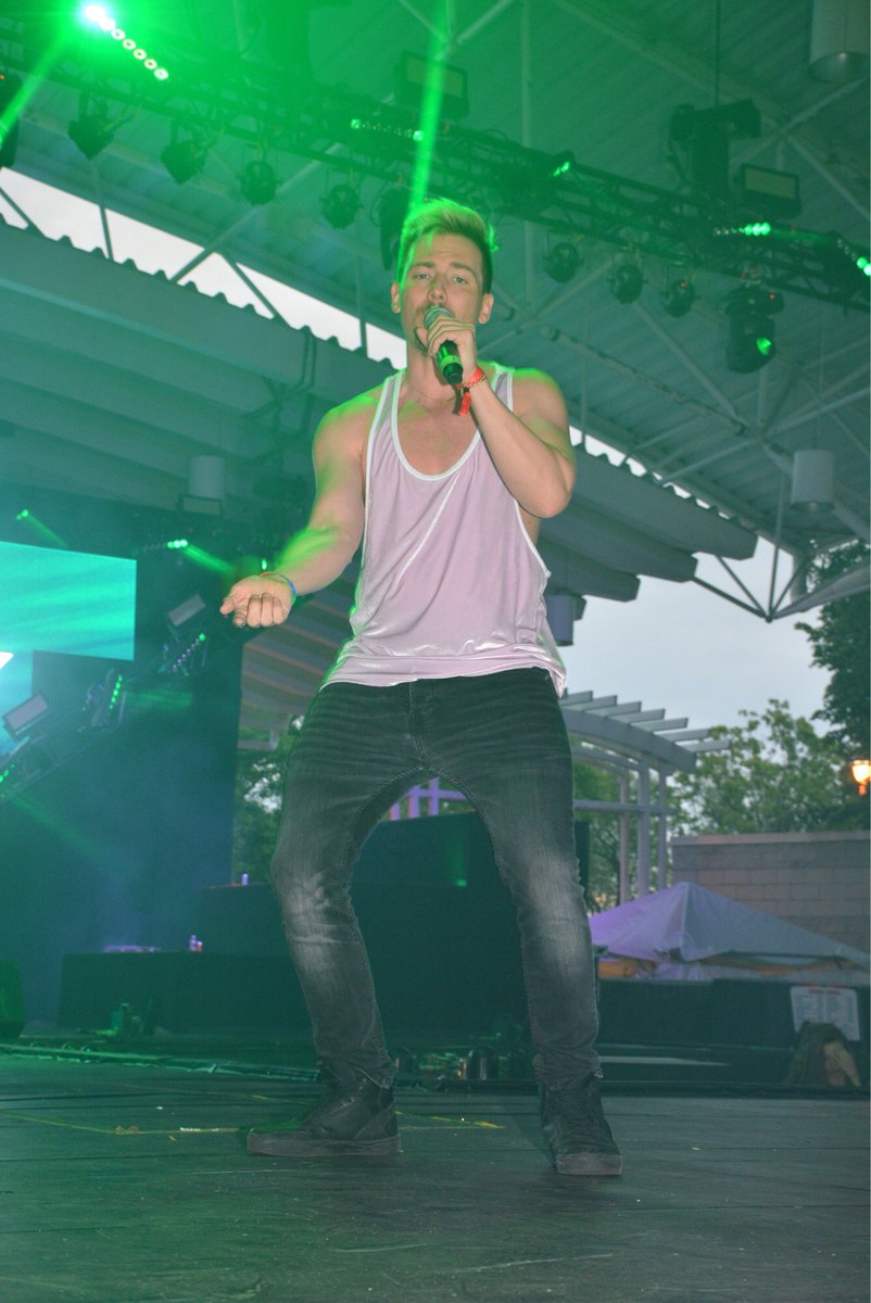 DavisMallory's tweet image. Pics from #MilwaukeePride yesterday singing my new single #SunandMoon fanlink.to/SunandMoon