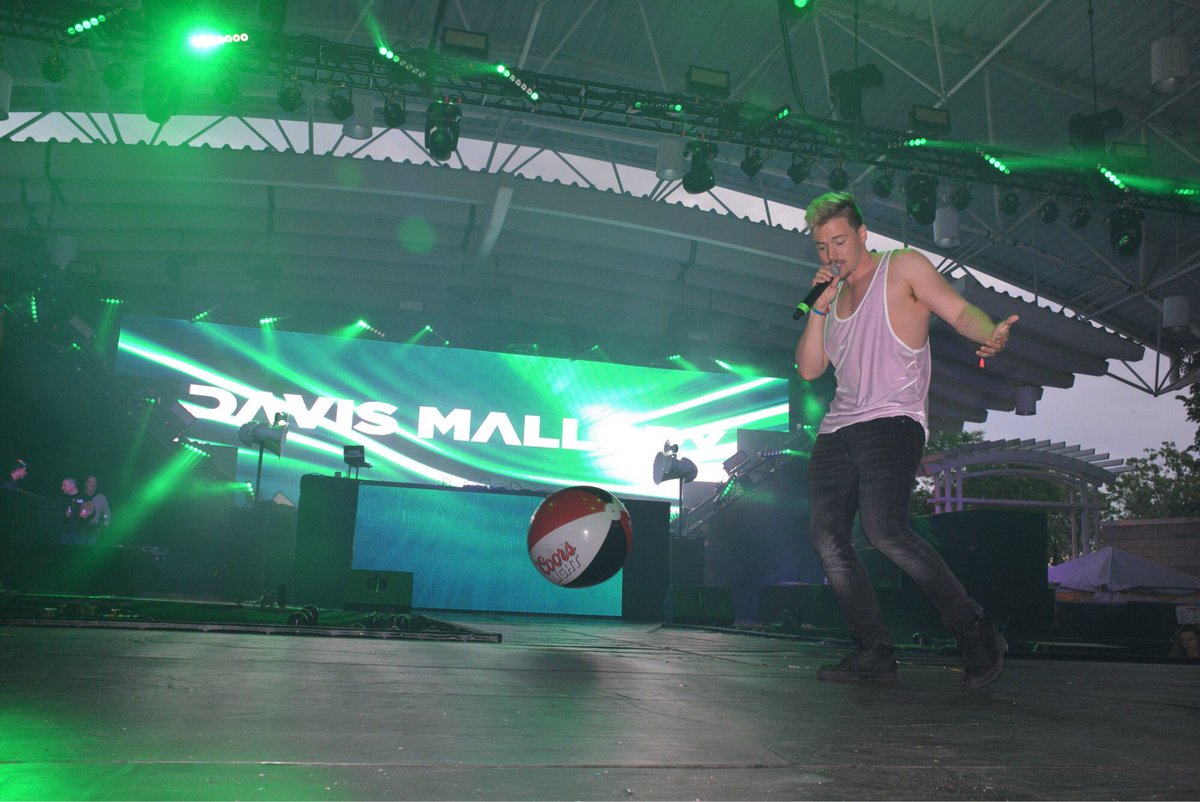 DavisMallory's tweet image. Pics from #MilwaukeePride yesterday singing my new single #SunandMoon fanlink.to/SunandMoon