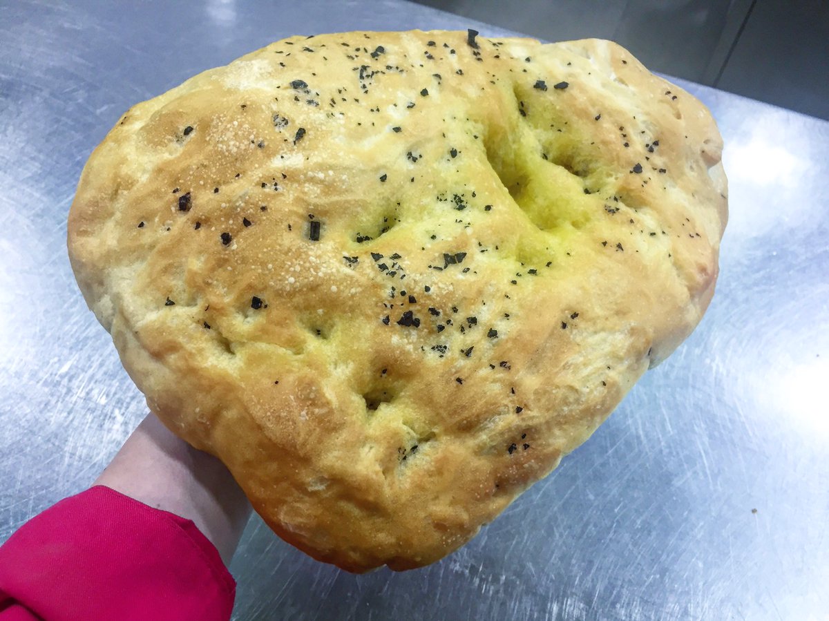 TeresaAzafran's tweet photo. La mejor parte de la #focaccia es esa que tiene un agujero gigante lleno de aceite de oliva #MeLoPido 🙋🏼♀️😍
Empezamos el servicio de cenas!!
#Pan #PanCasero #PanArtesano #ArtisanBread #AzafranBakery #RteAzafran #Villarrobledo https://t.co/Op2VfIykRr