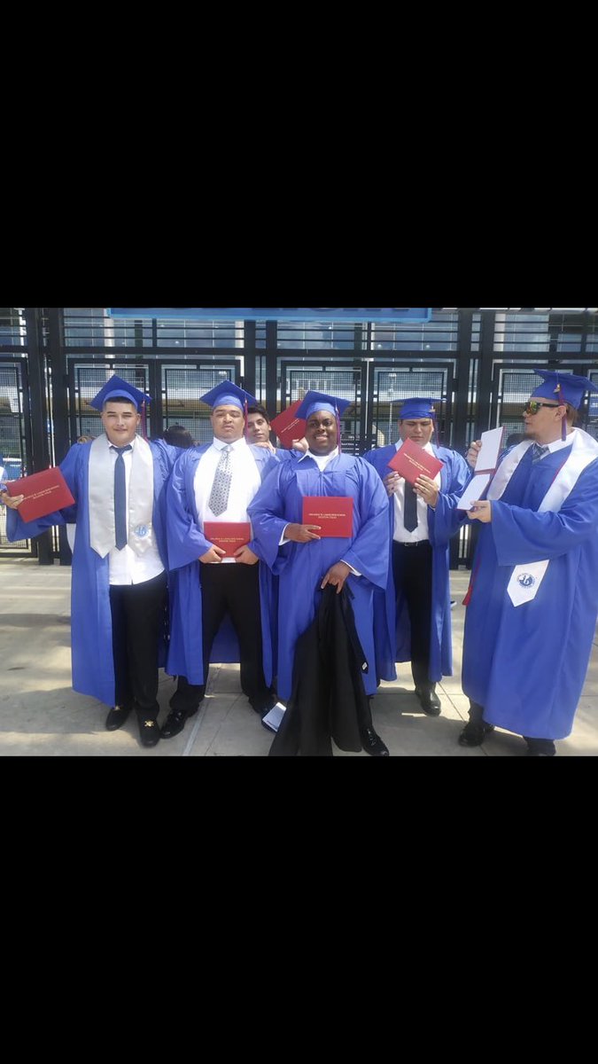 JaguarDTerrith's tweet photo. My fam made it!!!!!! #graduation2018 https://t.co/GowfqSvwzn