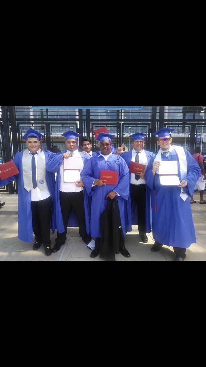 JaguarDTerrith's tweet photo. My fam made it!!!!!! #graduation2018 https://t.co/GowfqSvwzn