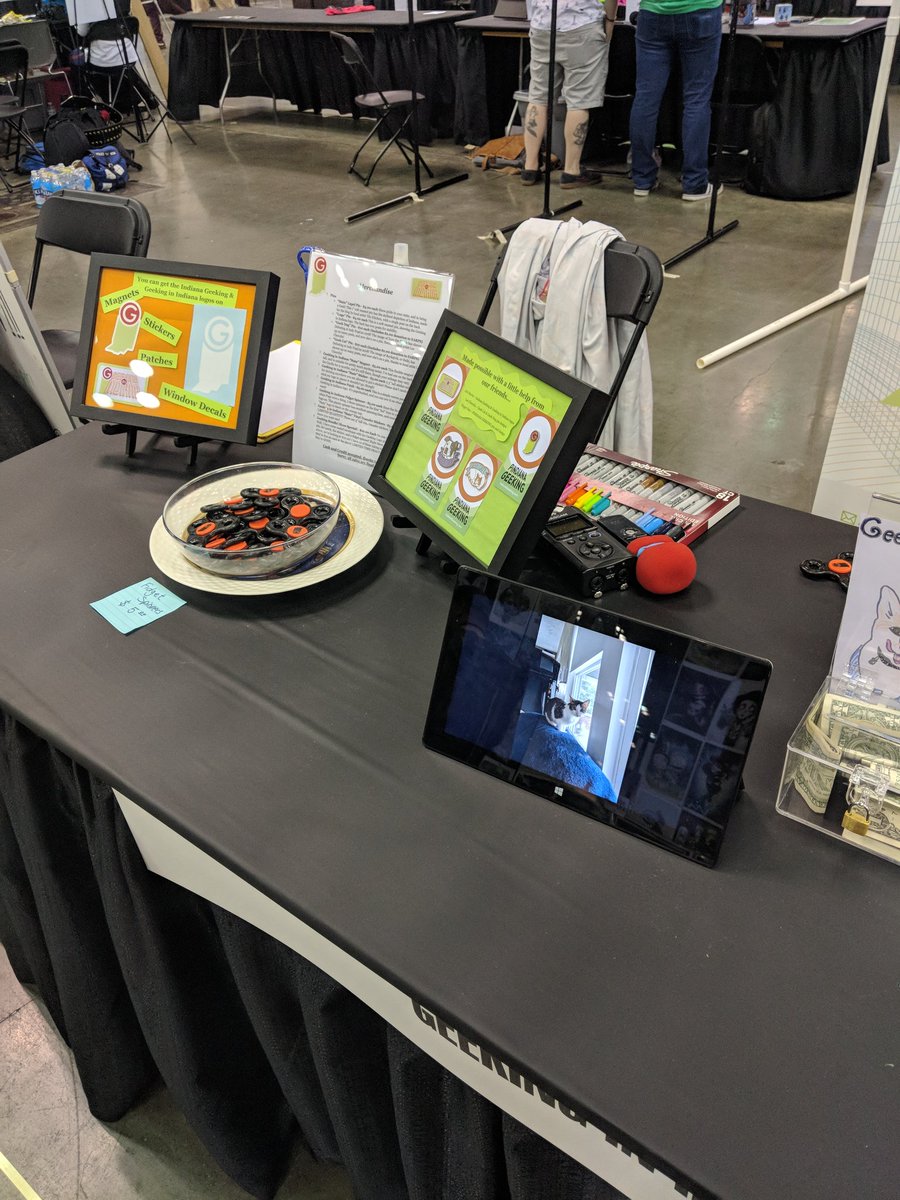 LizzSchunn's tweet photo. Floor will be closing soon. @IndyPopCon it's been a good day. Come see us tomorrow. @IndianaGeeking will let us know if the #GeekDog or #GeekCat won. Looks like we'll have the same question for tomorrow. Maybe new drawings, more pics on the slide show. #IndyPopCon #lovebeingageek https://t.co/huKbr47RTW