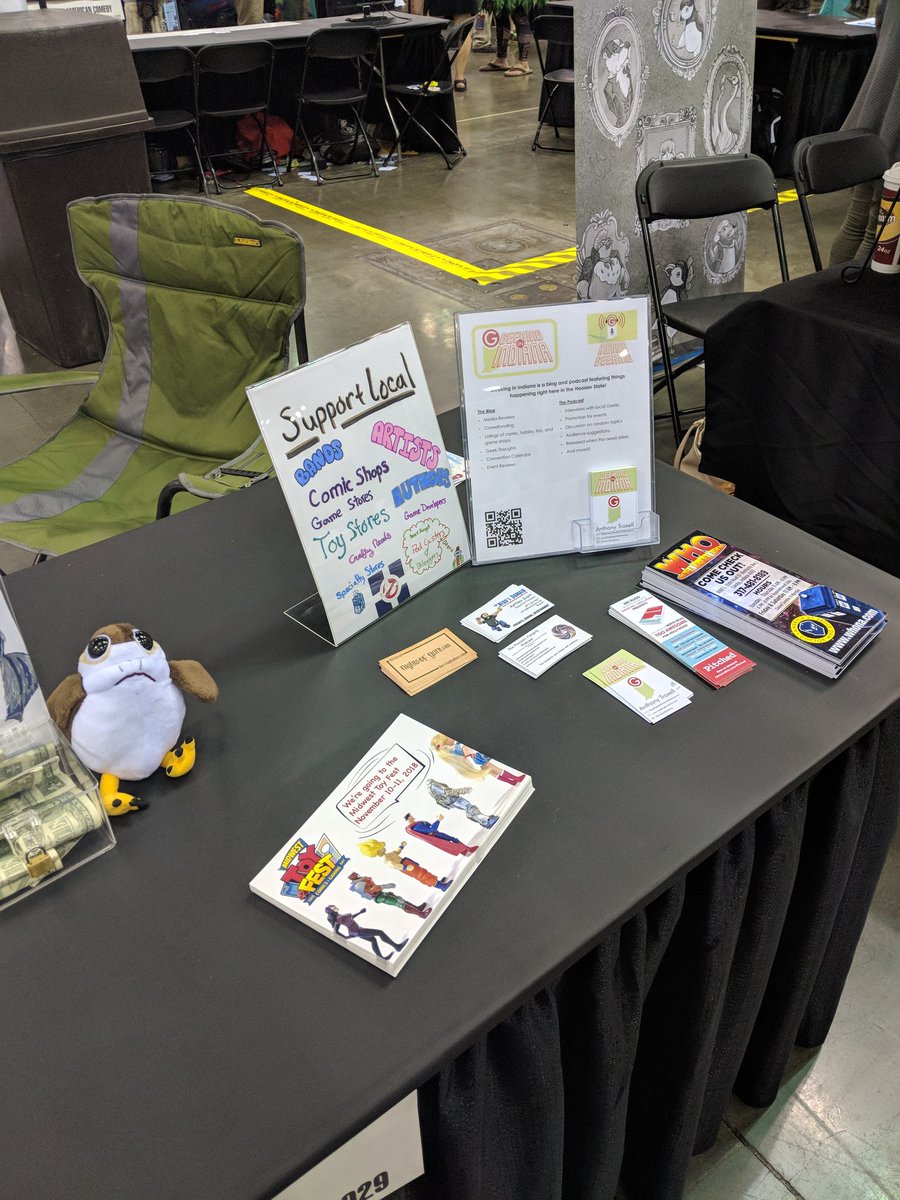 LizzSchunn's tweet photo. Floor will be closing soon. @IndyPopCon it's been a good day. Come see us tomorrow. @IndianaGeeking will let us know if the #GeekDog or #GeekCat won. Looks like we'll have the same question for tomorrow. Maybe new drawings, more pics on the slide show. #IndyPopCon #lovebeingageek https://t.co/huKbr47RTW