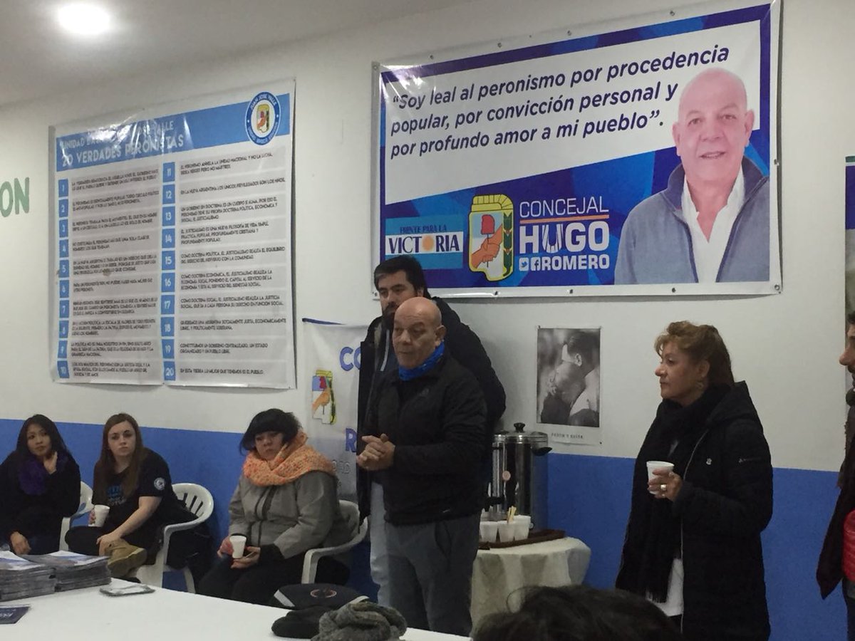 HugoRomeroTDF's tweet photo. Quiero felicitar a los compañeros de la @UBJuanJoseValle  y a las @MujeresQueDejan Huellas por la constante #militancia. Hoy recorrimos el Barrio Altos del Mirador para charlar con los vecinos sobre las necesidades particulares de este sector de la cuidad. #UshuaiaSomosTodos https://t.co/xGu4a05OBw