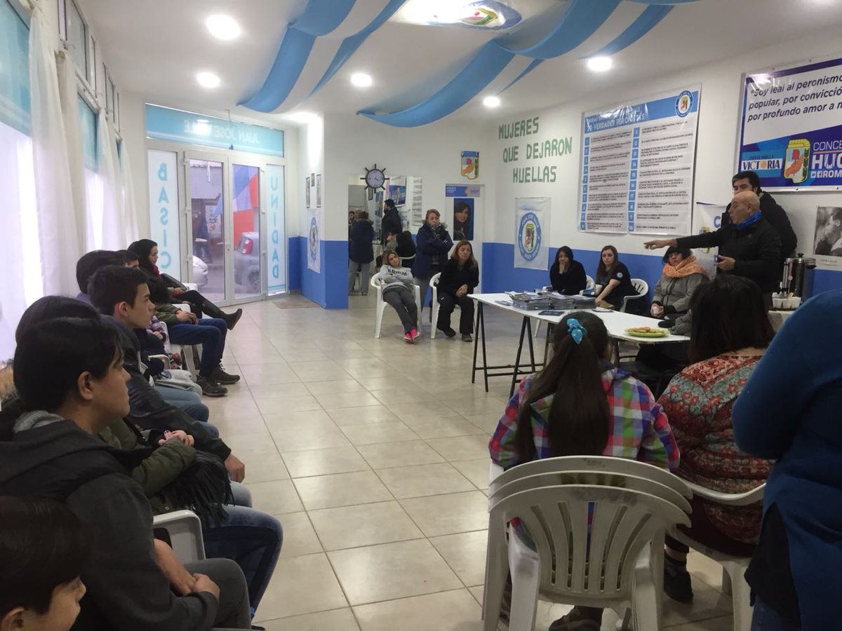HugoRomeroTDF's tweet photo. Quiero felicitar a los compañeros de la @UBJuanJoseValle  y a las @MujeresQueDejan Huellas por la constante #militancia. Hoy recorrimos el Barrio Altos del Mirador para charlar con los vecinos sobre las necesidades particulares de este sector de la cuidad. #UshuaiaSomosTodos https://t.co/xGu4a05OBw