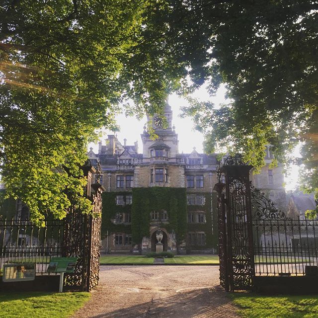 BeckiBiggins's tweet photo. As gig venues go, this one’s not too shabby... .
.
.
.
.
.
.
.
#gig #bigband #bigbandlove #lovemyjob #workingmum #mumsasinger #singer #saturday #sunshine #work #timetogetdressed https://t.co/H3o4S7CBQj https://t.co/oPU2X994J5
