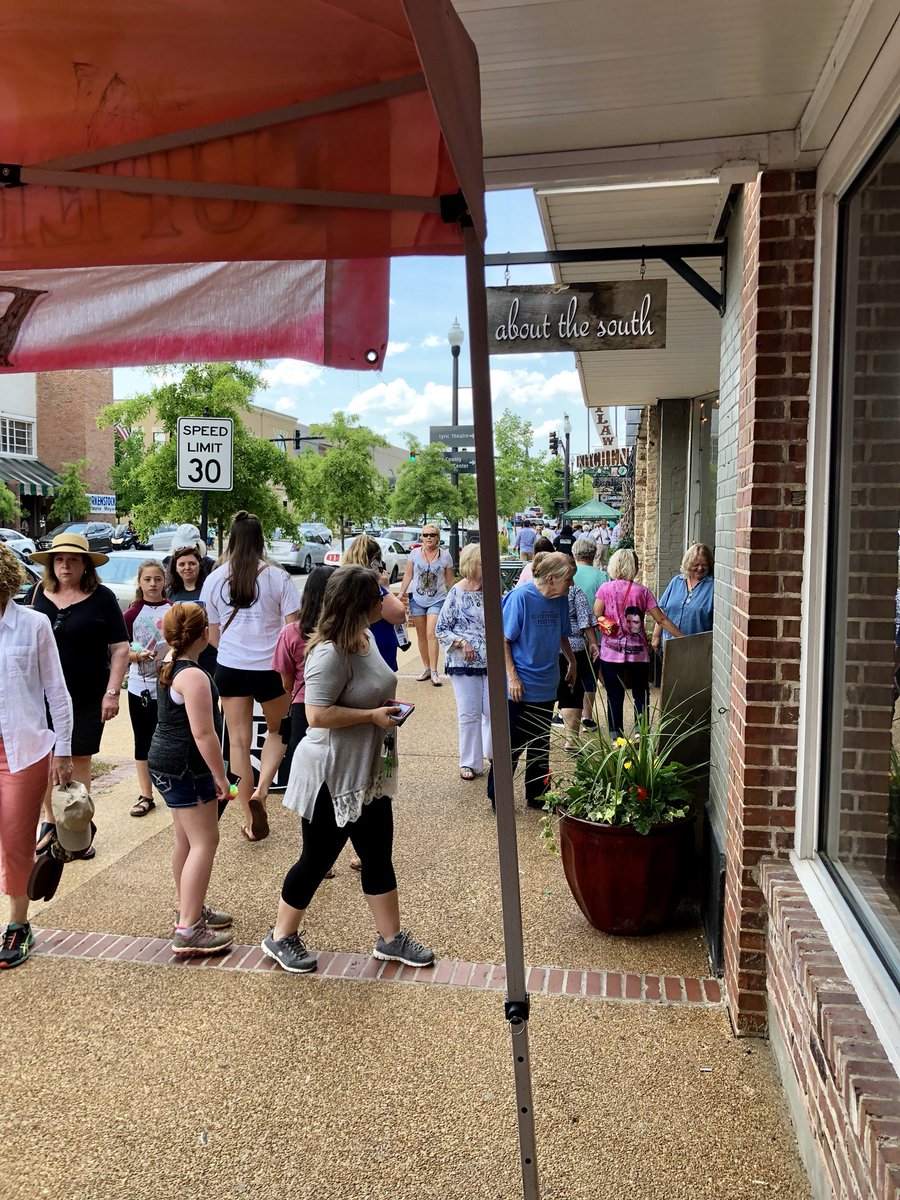 ArgoMemphis's tweet photo. Live from @tupeloelvisfest on @ElvisRadio19  - - We’re having a blast in @downtowntupelo ❤️⚡️❤️ https://t.co/V3OXb57j8r