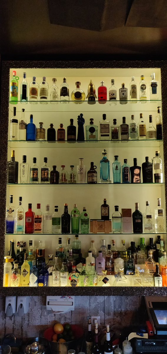 meleklerinpayi's tweet photo. Bugünün şoku bu bardı...
125 çeşit cin😯
#WorldGinDay #TabernaModerna https://t.co/yfCOT5MDPY