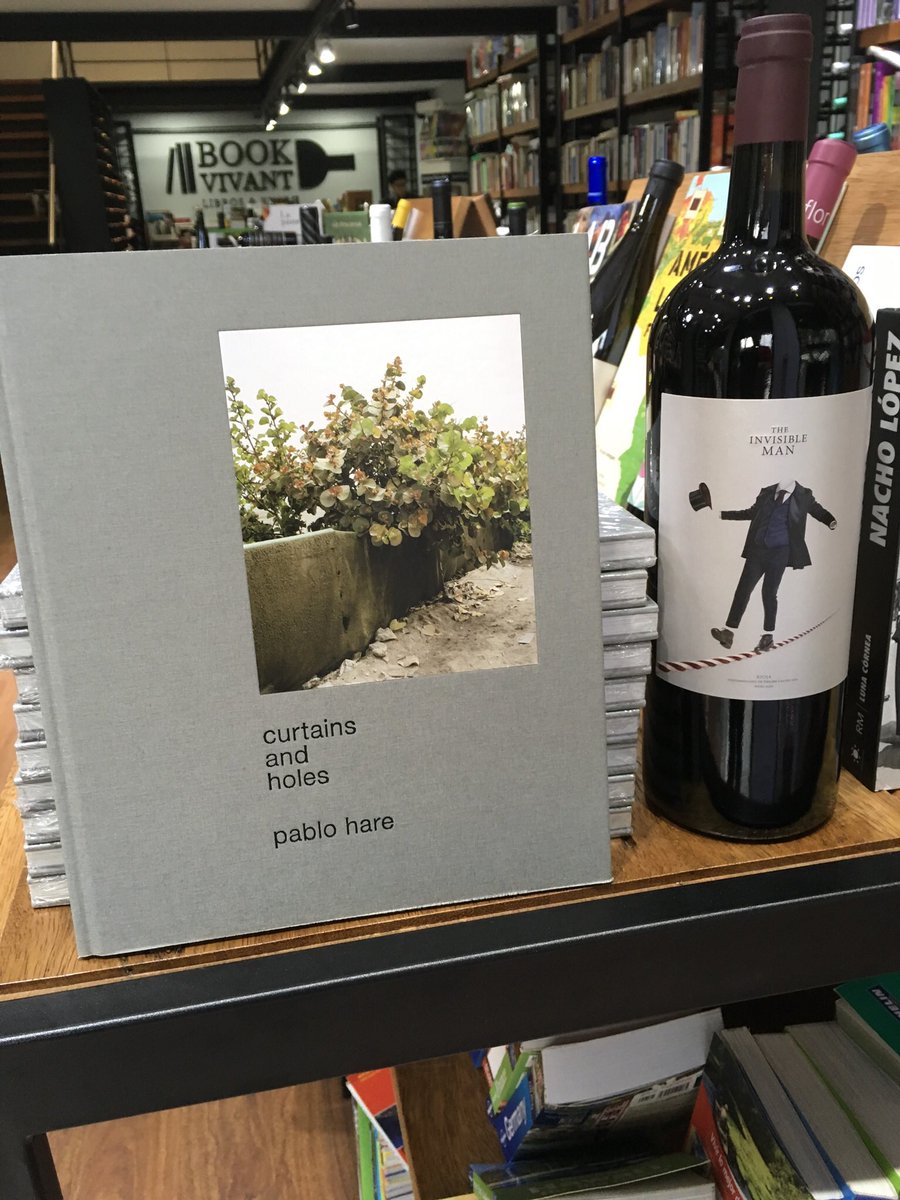 bookvivant's tweet photo. Esta semana nos provoca sentarnos con una copa de vino y mirar fotos... 📷 #expolibros #librosdefotografia #PabloHare #JuanRulfo #DoDo #MartinChambi #VictorManuelGuillenMelgar #BaldomeroPestana 
#FUNDAMENTALISTASdelosLIBROSyFANATICOSdelosVINOS
@EditorialRM @cimagen https://t.co/1oaBqXPoac