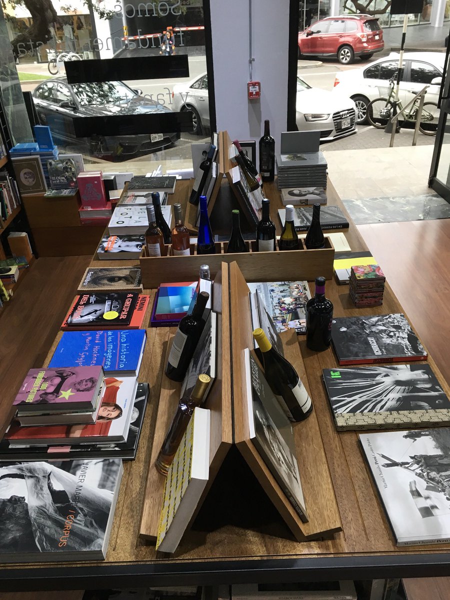 bookvivant's tweet photo. Esta semana nos provoca sentarnos con una copa de vino y mirar fotos... 📷 #expolibros #librosdefotografia #PabloHare #JuanRulfo #DoDo #MartinChambi #VictorManuelGuillenMelgar #BaldomeroPestana 
#FUNDAMENTALISTASdelosLIBROSyFANATICOSdelosVINOS
@EditorialRM @cimagen https://t.co/1oaBqXPoac