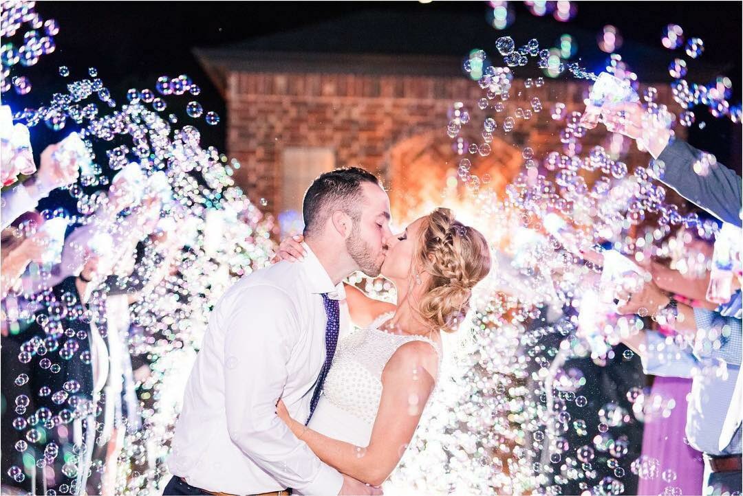 lacourvenue's tweet photo. Grand exit @lacourvenue photo by Emily Chappell Photography #lacourvenue #mckinneyweddingvenue #dfwweddingvenue #courtyardwedding https://t.co/QO9ayi4vS3